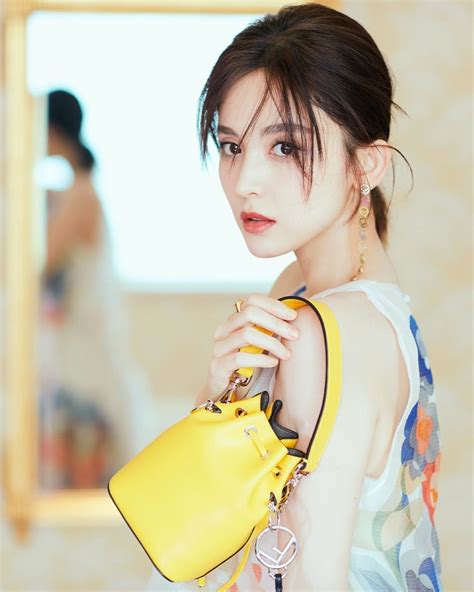 娜扎 fendi|@我是娜扎 亮相 FENDI 书报亭限时概念店北京 SKP 开幕仪式， .